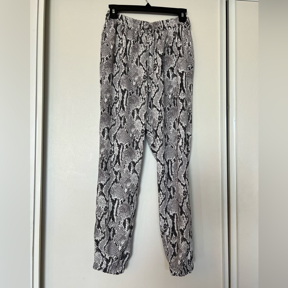 EXPRESS HIGH WAISTED SNAKESKIN PRINT JOGGER PANT. BLACK/ WHITE. XS - Picture 3 of 7